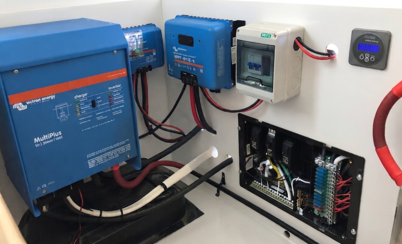 Convertisseur chargeur Victron MultiPlus et régulateur de charge